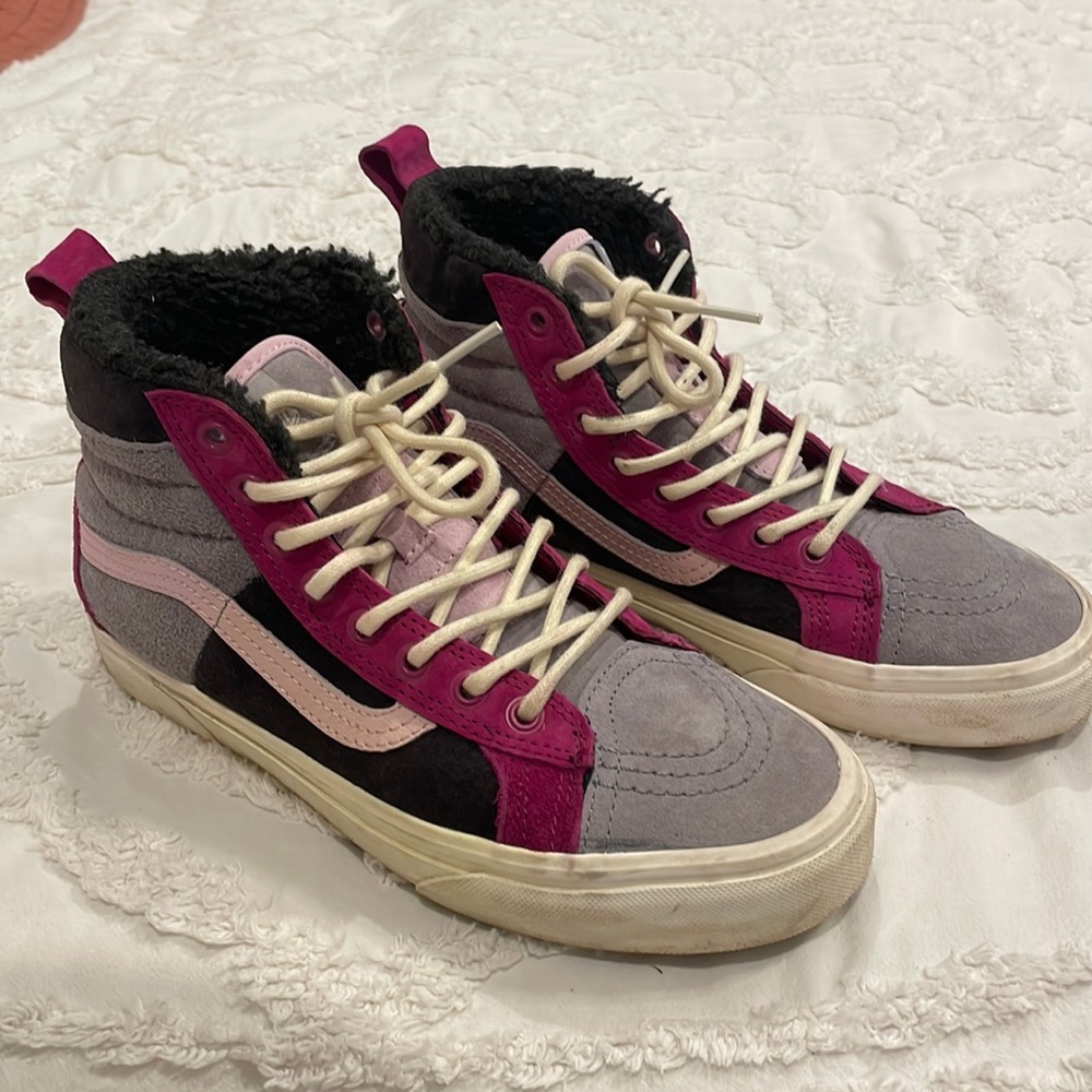 A bit of lavender and fuchsia. Toe area color is gray. Dark gray Sherpa inside